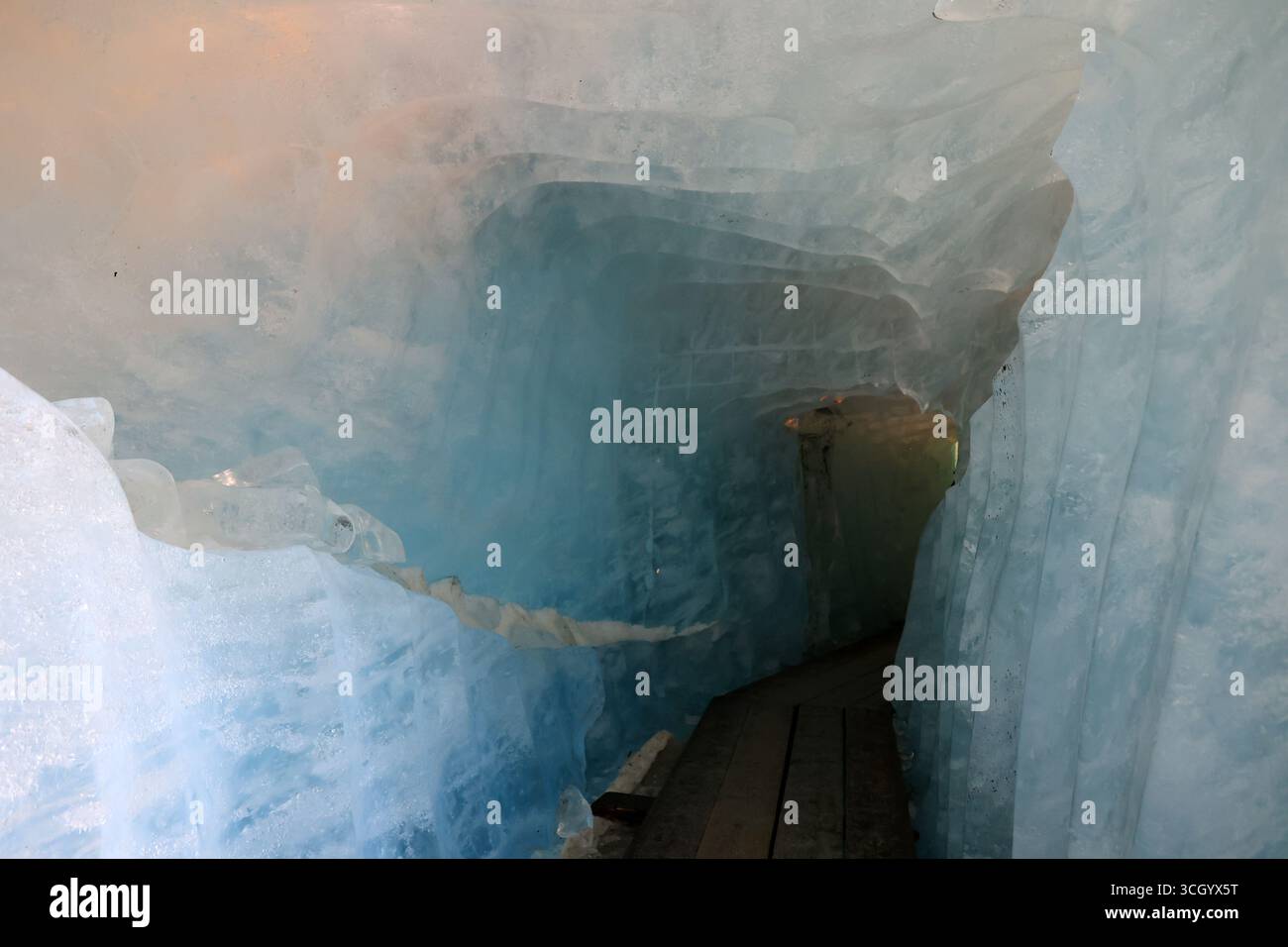 Grotta di ghiaccio nel Ghiacciaio del Rodano nel Canton Vallese, Svizzera Foto Stock