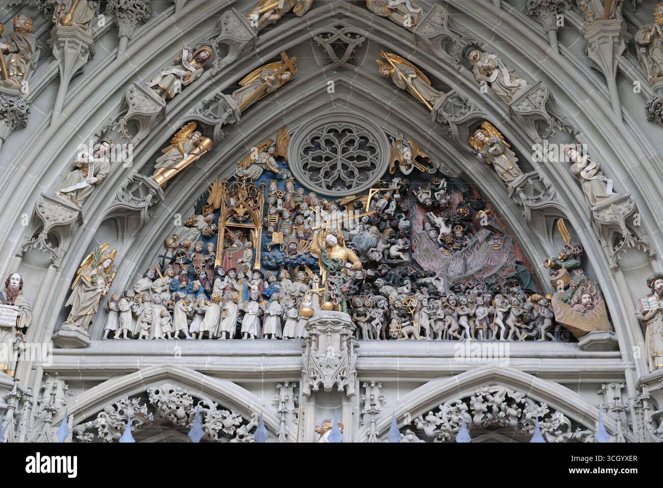 Muratura gotica sopra l'ingresso della cattedrale di Berna, Svizzera Foto Stock