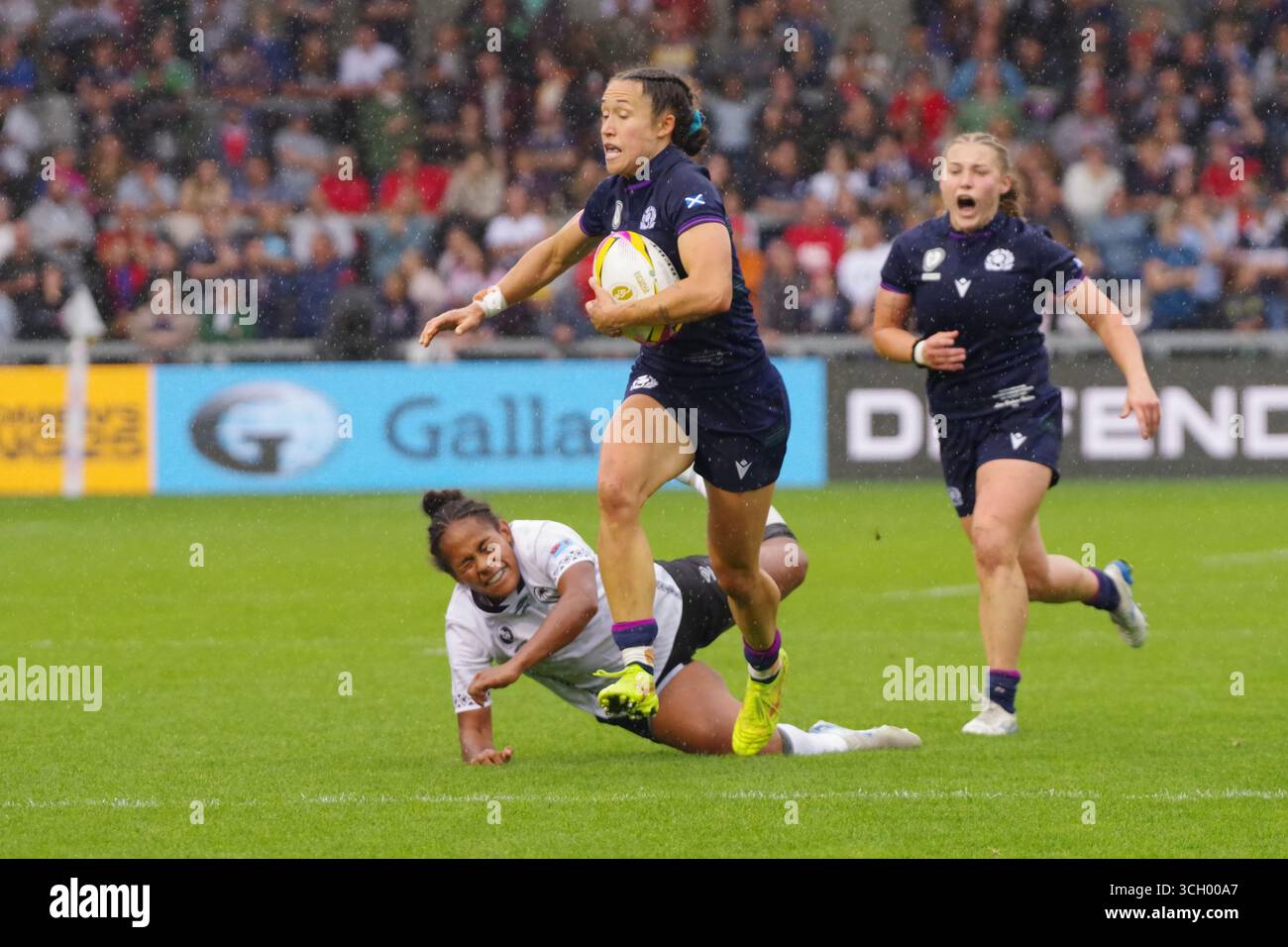 Salford, Inghilterra, 30 agosto 2025. Rhona Lloyd corre per segnare una meta per la Scozia contro le Figi nella Coppa del mondo di rugby femminile al Salford Community Stadium di Manchester. Crediti: Colin Edwards/Alamy Live News Foto Stock