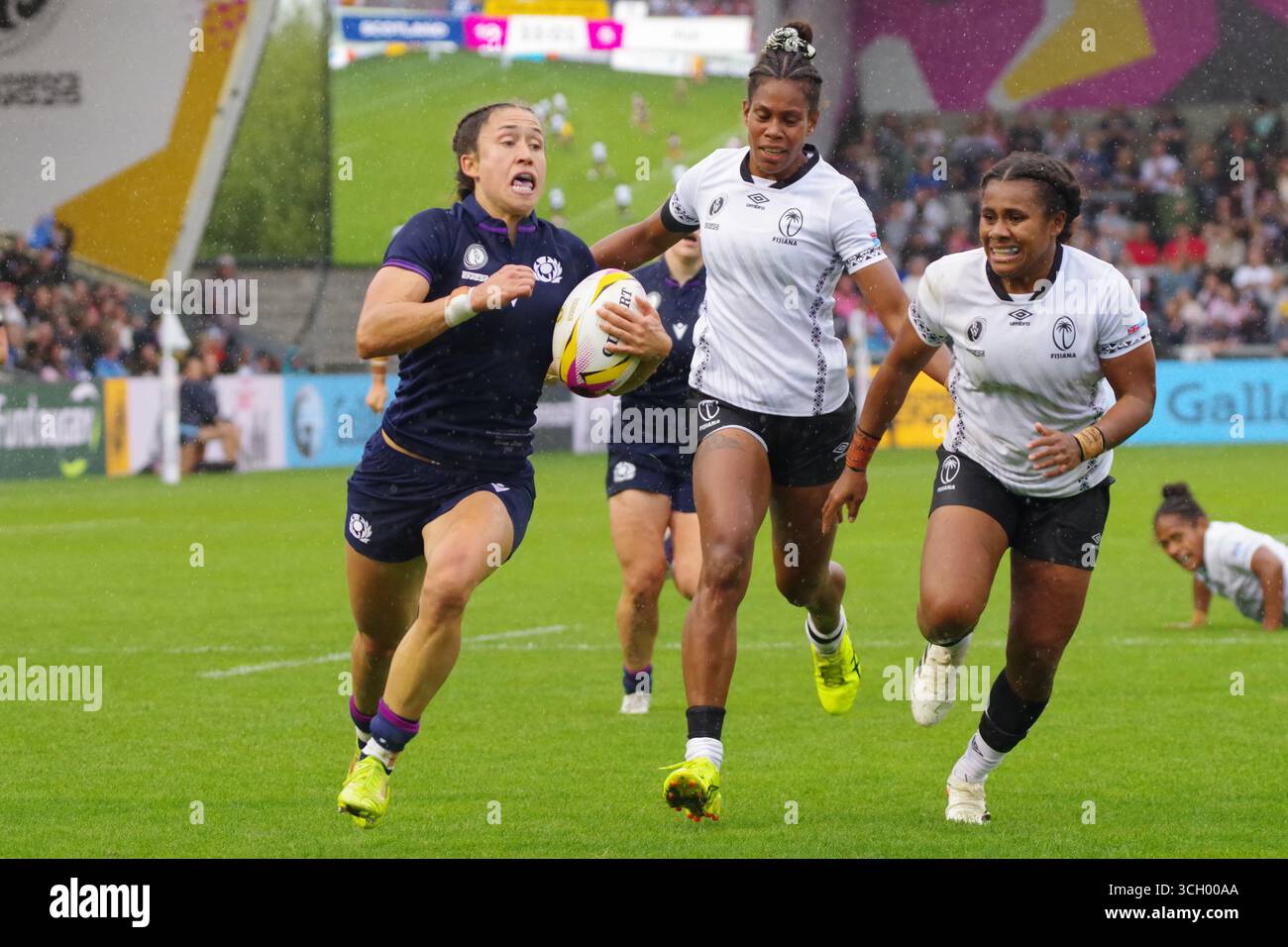 Salford, Inghilterra, 30 agosto 2025. Rhona Lloyd corre per segnare una meta per la Scozia contro le Figi nella Coppa del mondo di rugby femminile al Salford Community Stadium di Manchester. Crediti: Colin Edwards/Alamy Live News Foto Stock