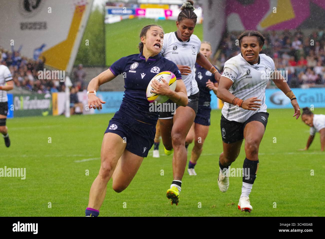 Salford, Inghilterra, 30 agosto 2025. Rhona Lloyd corre per segnare una meta per la Scozia contro le Figi nella Coppa del mondo di rugby femminile al Salford Community Stadium di Manchester. Crediti: Colin Edwards/Alamy Live News Foto Stock