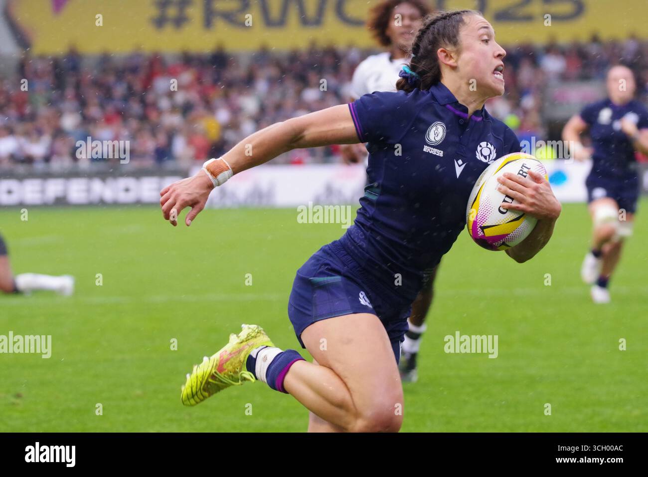 Salford, Inghilterra, 30 agosto 2025. Rhona Lloyd corre per segnare una meta per la Scozia contro le Figi nella Coppa del mondo di rugby femminile al Salford Community Stadium di Manchester. Crediti: Colin Edwards/Alamy Live News Foto Stock