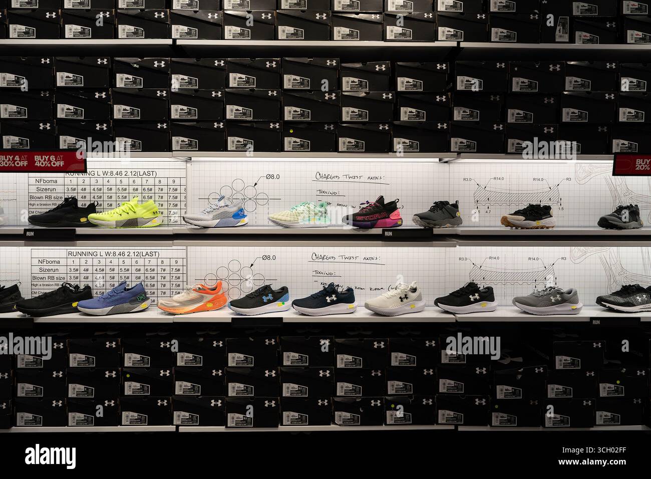 Sepang, Malesia - 6 settembre 2024: Scaffali con calzature e scatole per scarpe sono visibili all'interno di un negozio Under Armour. Foto Stock