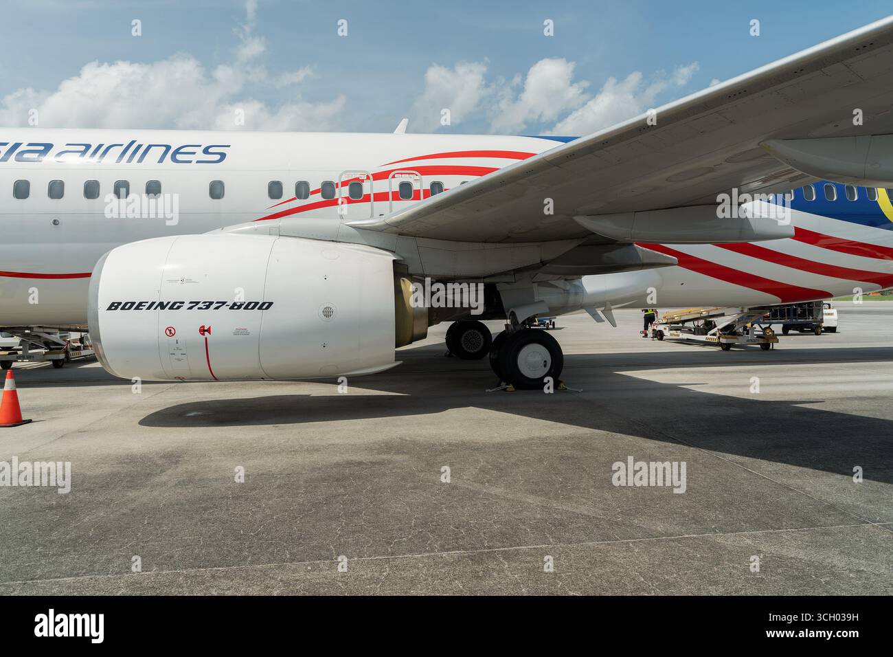 Langkawi, Malesia - 10 settembre 2024: Boeing 737 (B737-800) della Malaysia Airlines parcheggiato sull'asfalto dopo l'arrivo all'aeroporto di Langkawi, mostrando il mezzo fusel Foto Stock