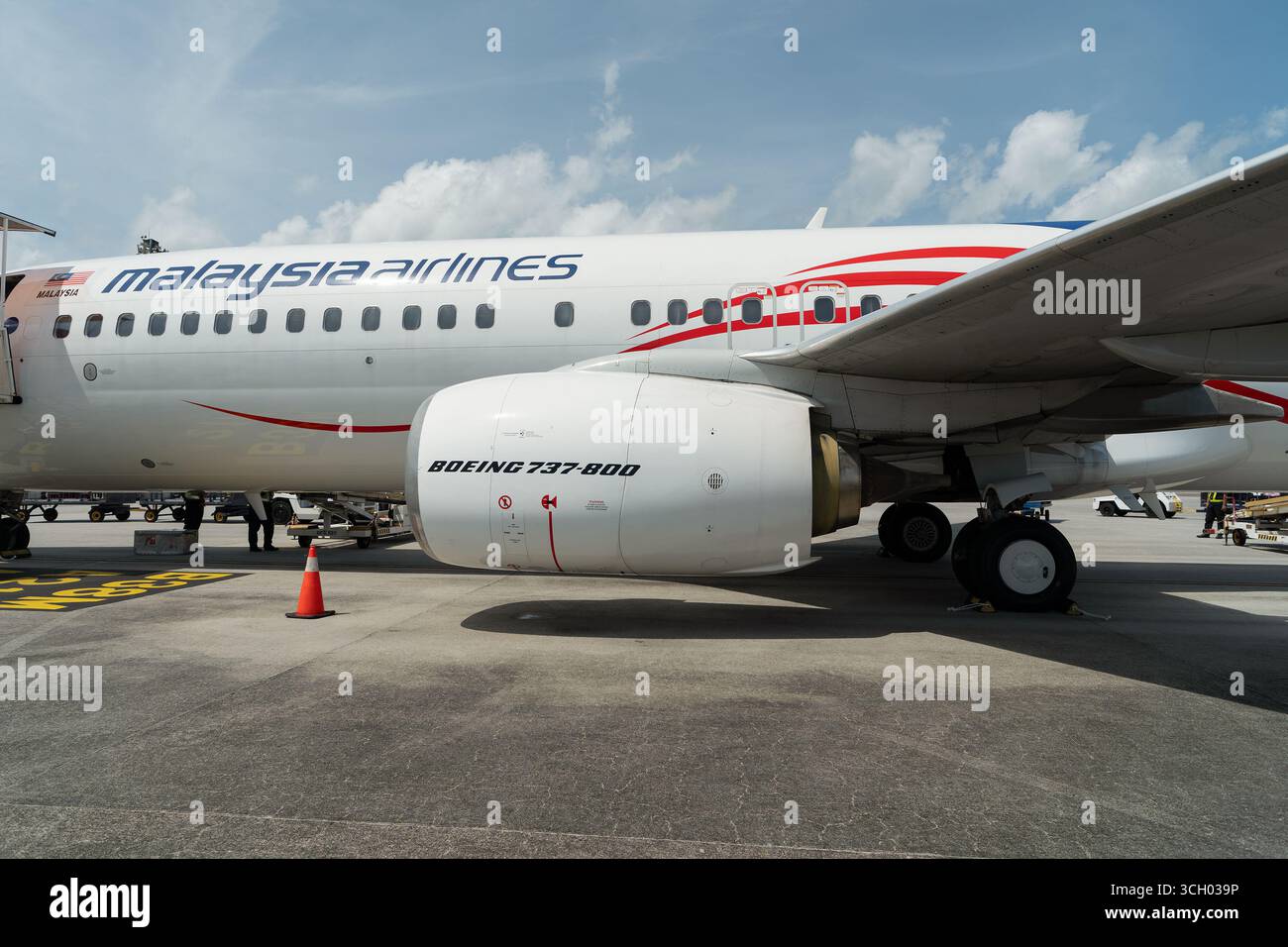 Langkawi, Malesia - 10 settembre 2024: Boeing 737 (B737-800) della Malaysia Airlines parcheggiato sull'asfalto dopo l'arrivo all'aeroporto di Langkawi, mostrando il mezzo fusel Foto Stock