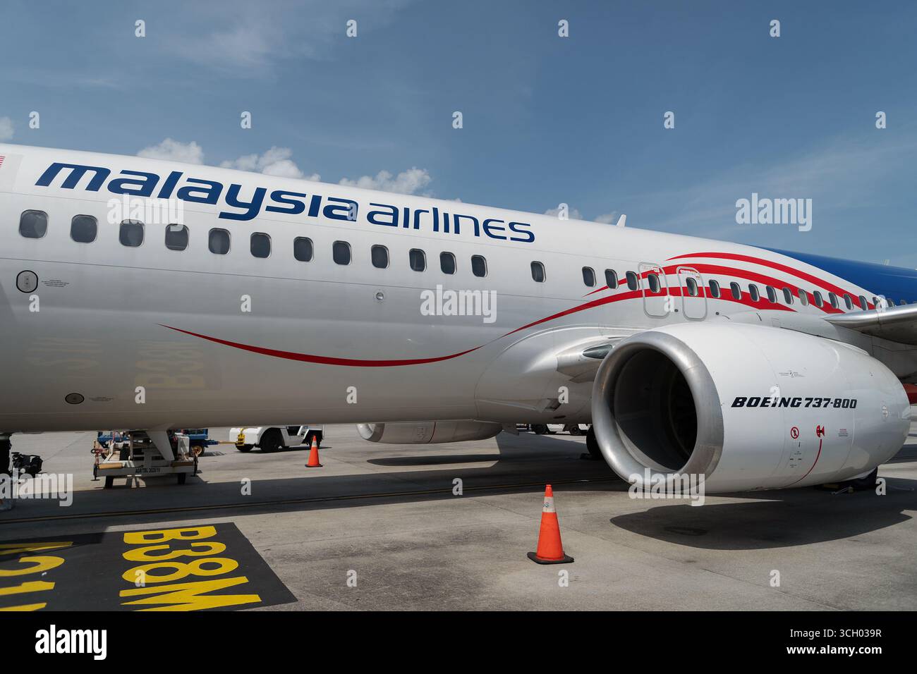 Langkawi, Malesia - 10 settembre 2024: Boeing 737 (B737-800) della Malaysia Airlines parcheggiato sull'asfalto dopo l'arrivo all'aeroporto di Langkawi, mostrando il mezzo fusel Foto Stock