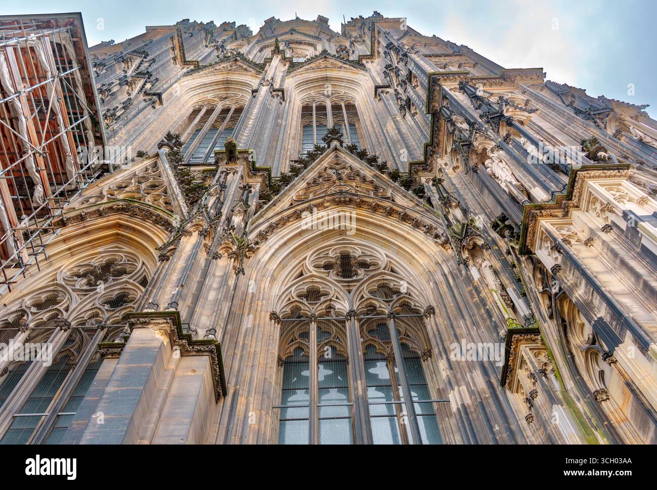 Colonia, Germania - 15 giugno 2025: Vista ravvicinata dell'intricata facciata della cattedrale di Colonia, con dettagli gotici e guglie torreggianti Foto Stock