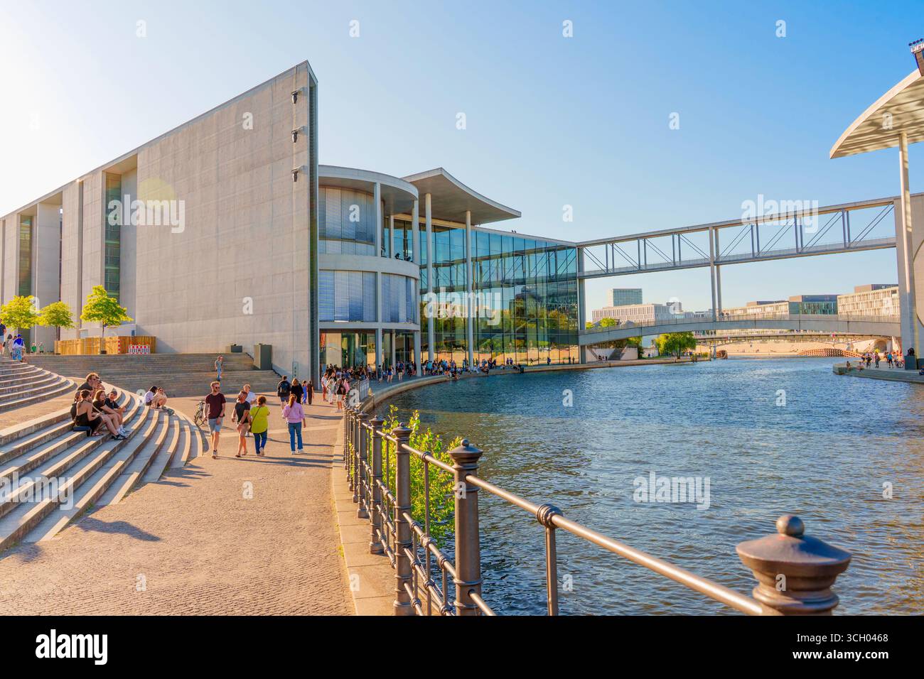 Berlino, Germania - 16 agosto 2025: Vista architettonica della Paul-Löbe-Haus e della Marie-Elisabeth-Lüders-Haus lungo un tranquillo corso d'acqua a Berlin duri Foto Stock