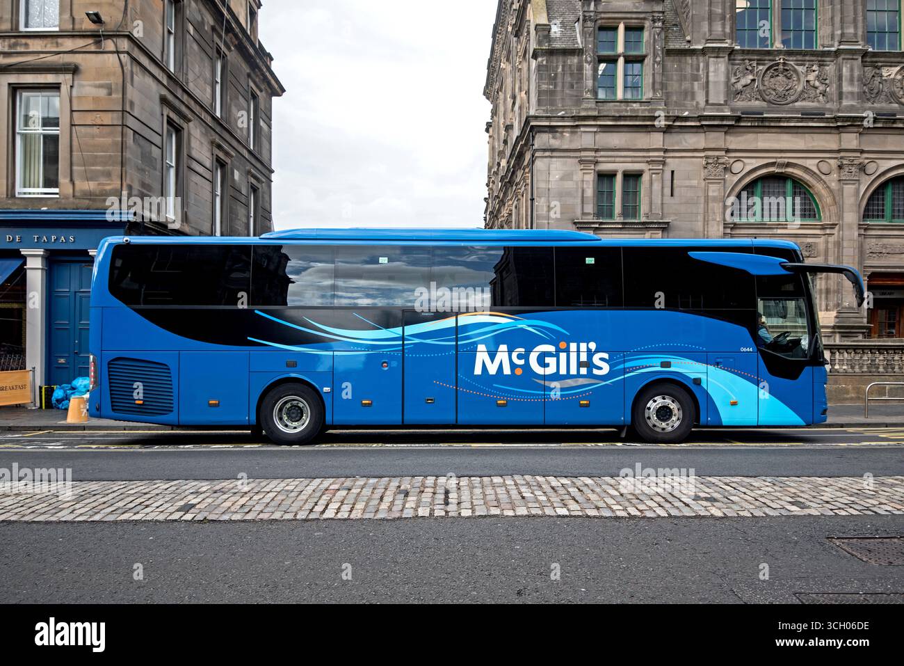 McGill's Private Hire Coach parcheggiato sul George IV Bridge, Edimburgo, Scozia, Regno Unito. Foto Stock