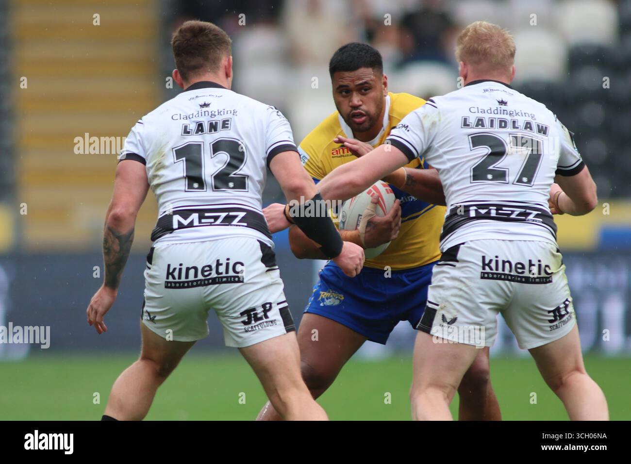 Hull, Regno Unito. 30 agosto 2025. MKM Stadium, West Park, Hull, East Yorkshire, 30 agosto 2025. Betfred Super League Hull FC vs Leeds Rhinos Sam Lisone dei Leeds Rhinos sull'attacco contro Jordan Lane e Matty Laidlaw di Hull FC crediti: Touchlinepics/Alamy Live News Foto Stock