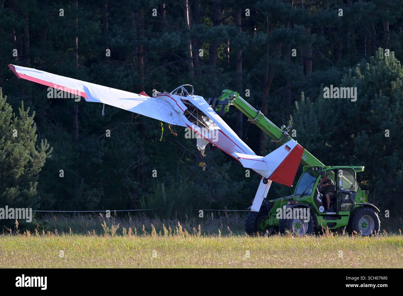 Reinsdorf, Germania. 30 agosto 2025. Un piccolo aereo distrutto viene trasportato lungo la pista dell'aeroporto vicino a Reinsdorf. Secondo la polizia, due persone sono morte quando l'aliante si è schiantato. Credito: Michael Bahlo/dpa - ATTENZIONE: L'identificazione degli aeromobili è stata pixellata per motivi legali/dpa/Alamy Live News Foto Stock