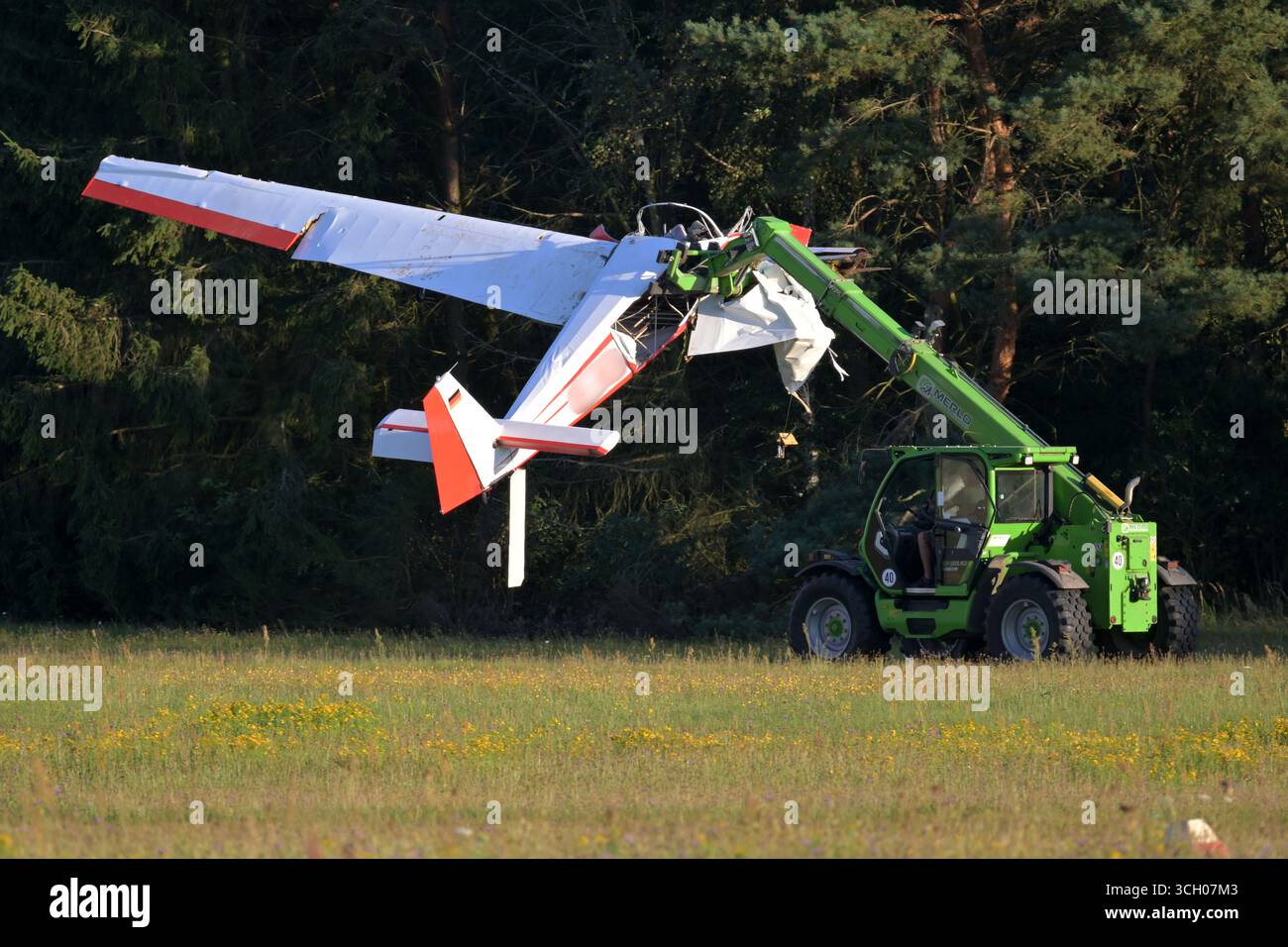 Reinsdorf, Germania. 30 agosto 2025. Un piccolo aereo distrutto viene trasportato lungo la pista dell'aeroporto vicino a Reinsdorf. Secondo la polizia, due persone sono morte quando l'aliante si è schiantato. Credito: Michael Bahlo/dpa - ATTENZIONE: L'identificazione degli aeromobili è stata pixellata per motivi legali/dpa/Alamy Live News Foto Stock