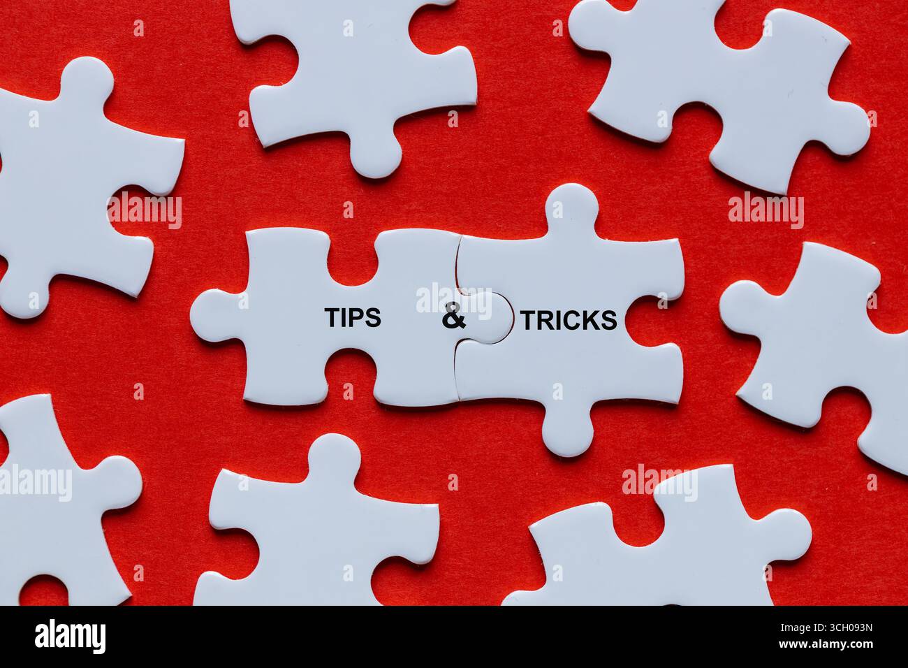 Simbolo suggerimenti e trucchi. Tra i pezzi sparpagliati del puzzle, due elementi collegati formano le parole "suggerimenti e trucchi". Concetto di business, anche trucchi utili Foto Stock