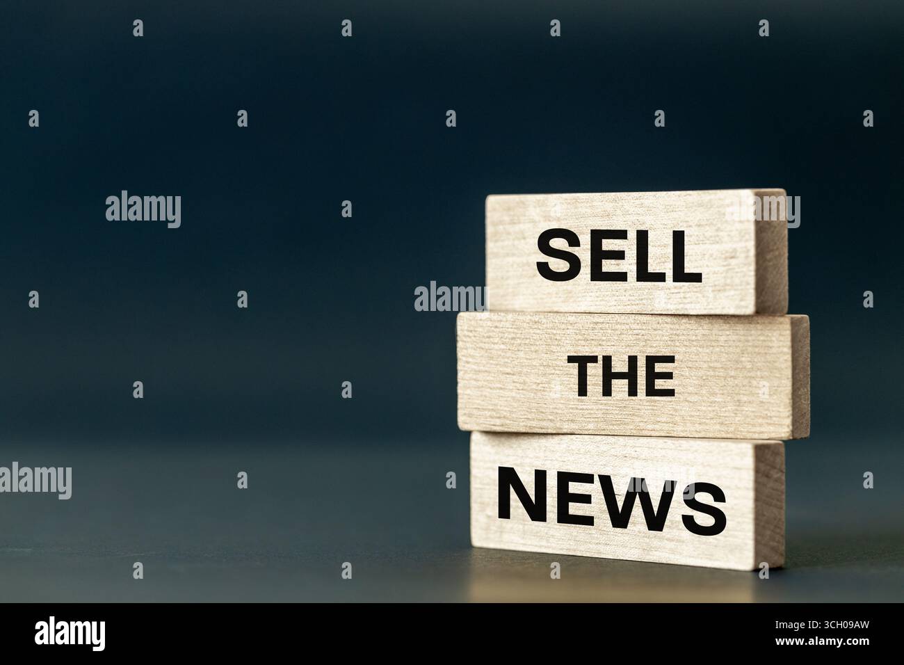 Vendete le notizie. Strategia di investimento: Compra le voci, vendi le notizie. Business concept, analisi di mercato, buone notizie per le aziende, vendita di beni, profitto pr Foto Stock