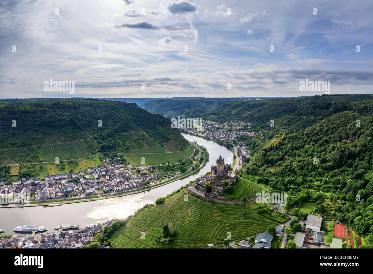 Una vista panoramica aerea della Valle della Mosella, della città e del castello di Cochem Foto Stock