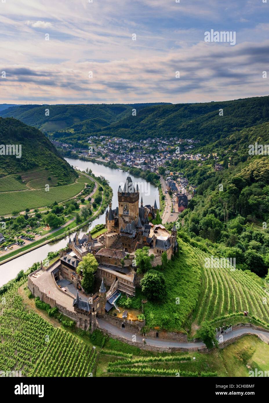 Una vista panoramica aerea della Valle della Mosella, della città e del castello di Cochem Foto Stock