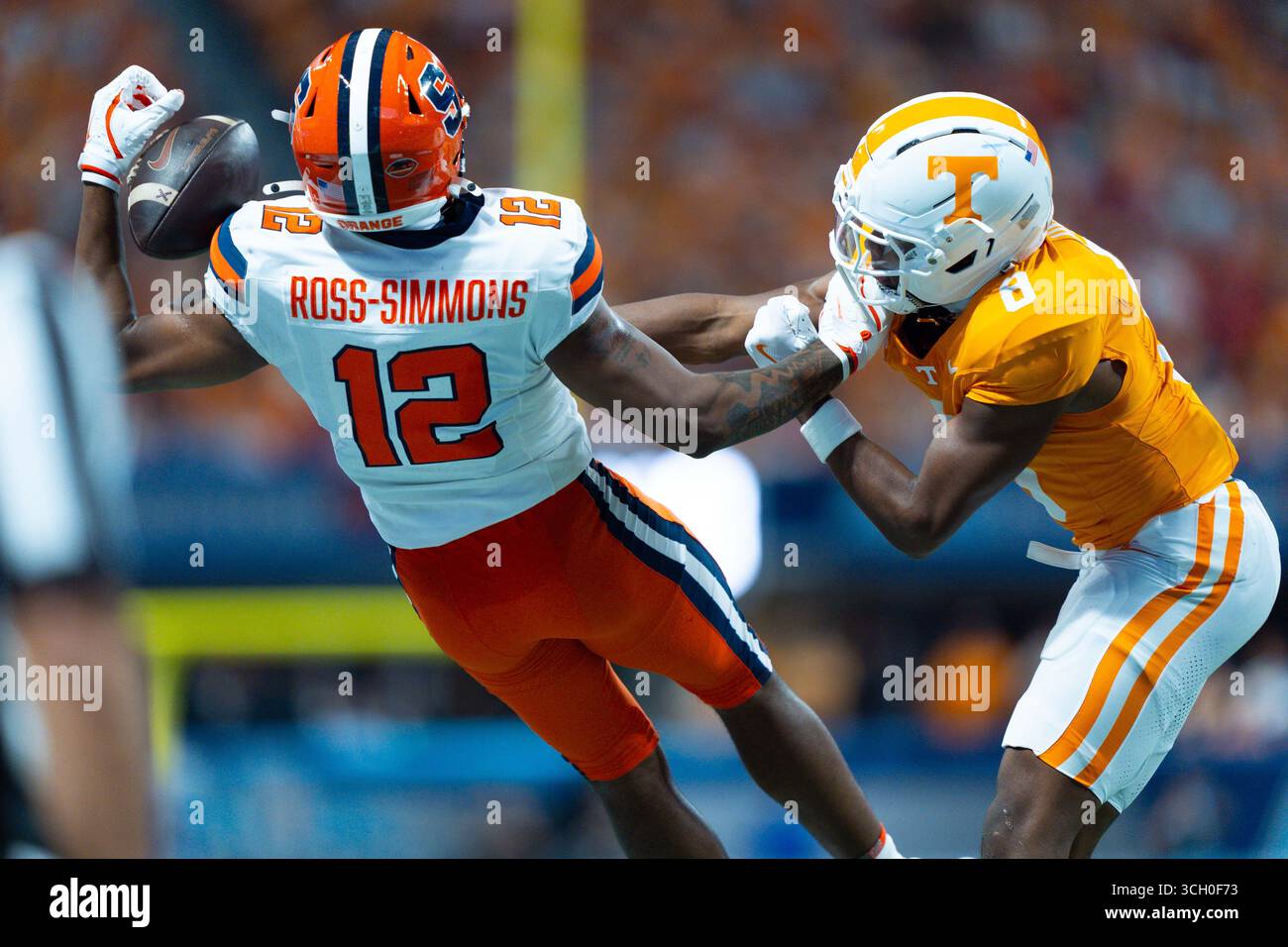 30 agosto 2025: Justus Ross-Simmons n. 12 dei Syracuse Orange non può fare la presa con una mano sola durante la partita di football NCAA tra i volontari dell'Università del Tennessee e la Syracuse University Orange al Mercedes-Benz Stadium di Atlanta, GA Tim Gangloff/CSM Foto Stock