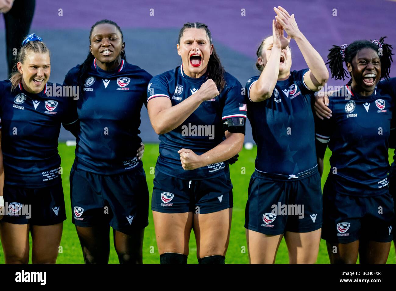 York, Regno Unito. 30 agosto 2025. York Community Stadium YORK, INGHILTERRA - AGOSTO 30: Ilona Maher degli Stati Uniti si candida per l'inno nazionale prima del Women's Rugby World Cup 2025 Pool Una partita tra USA e Australia allo York Community Stadium il 30 agosto 2025 a York, Inghilterra. (Foto di Will Palmer/Sports Press Photo) (Sports Press Photo/SPP) credito: SPP Sport Press Photo. /Alamy Live News Foto Stock