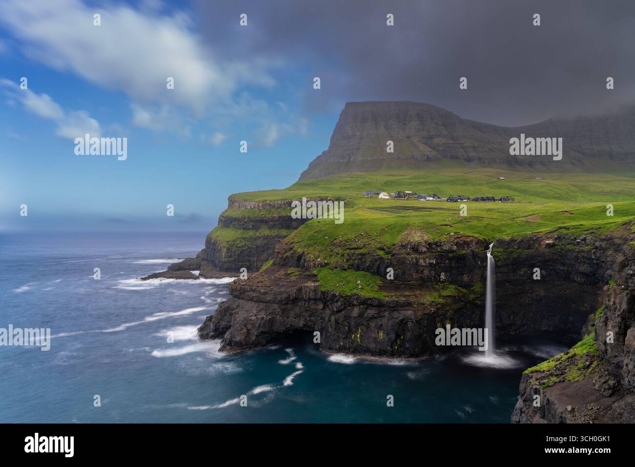 Vista a lunga esposizione della famosa cascata Mulafossur sull'isola Vagar nelle Isole Faroe Foto Stock