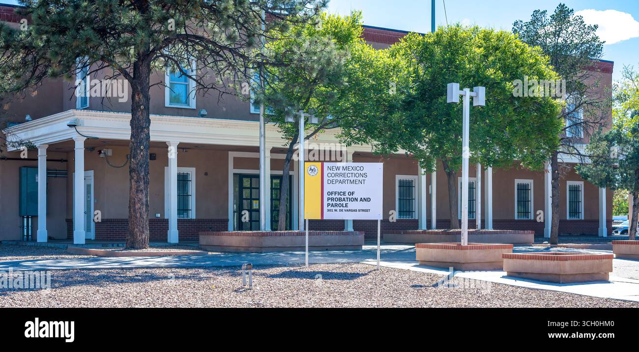 Santa Fe, NEW MEXICO, USA - 15 maggio 2025: Fronte al New Mexico Corrections Department, Office of Production e parole Building in West De Vargas Street nel centro di Santa Fe Foto Stock