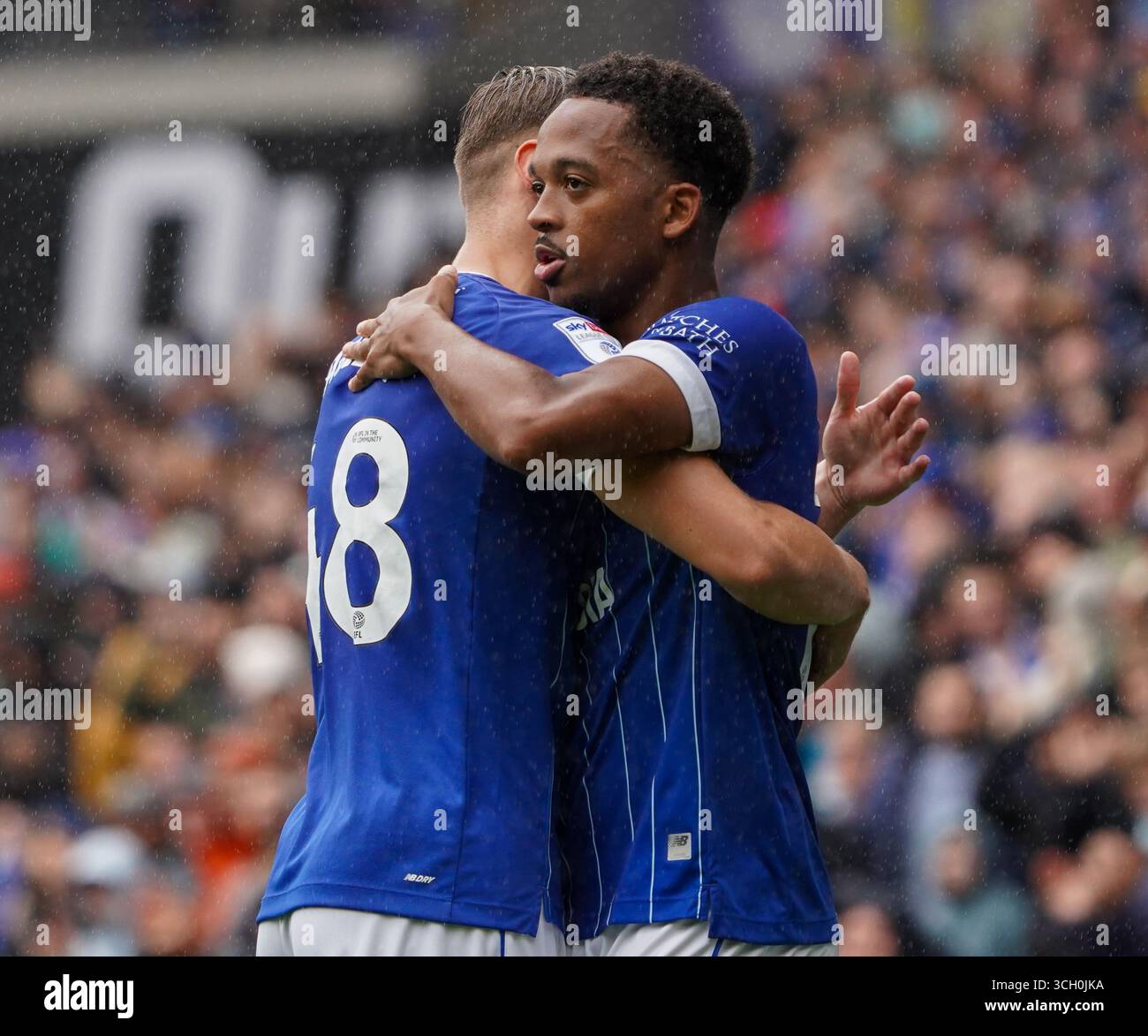 30/08/25, Cardiff, Regno Unito. Chris Willock (R) celebra il 2° goal della partita con Dylan Lawlor (L). Solo per uso editoriale, PIC di Liam Paget Foto Stock 30/08/25, Cardiff, Regno Unito. Chris Willock (R) celebra il 2° goal della partita con Dylan Lawlor (L). Solo per uso editoriale, PIC di Liam Paget Foto Stock