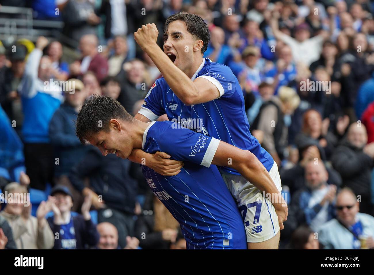 30/08/25, Cardiff. Rubin Colwill (L) festeggia con il fratello Joel Colwill (R) dopo aver segnato il suo terzo gol. Solo per uso editoriale. Foto di Liam Paget Foto Stock 30/08/25, Cardiff. Rubin Colwill (L) festeggia con il fratello Joel Colwill (R) dopo aver segnato il suo terzo gol. Solo per uso editoriale. Foto di Liam Paget Foto Stock