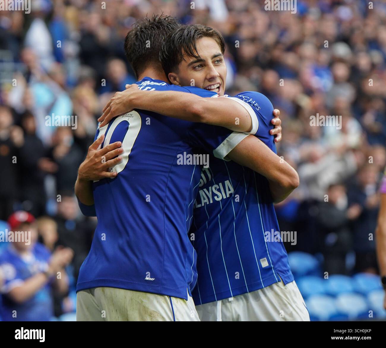 30/08/25, Cardiff. Rubin Colwill (L) festeggia con il fratello Joel Colwill (R) dopo aver segnato il suo terzo gol. Solo per uso editoriale | foto di Liam Paget Foto Stock 30/08/25, Cardiff. Rubin Colwill (L) festeggia con il fratello Joel Colwill (R) dopo aver segnato il suo terzo gol. Solo per uso editoriale | foto di Liam Paget Foto Stock