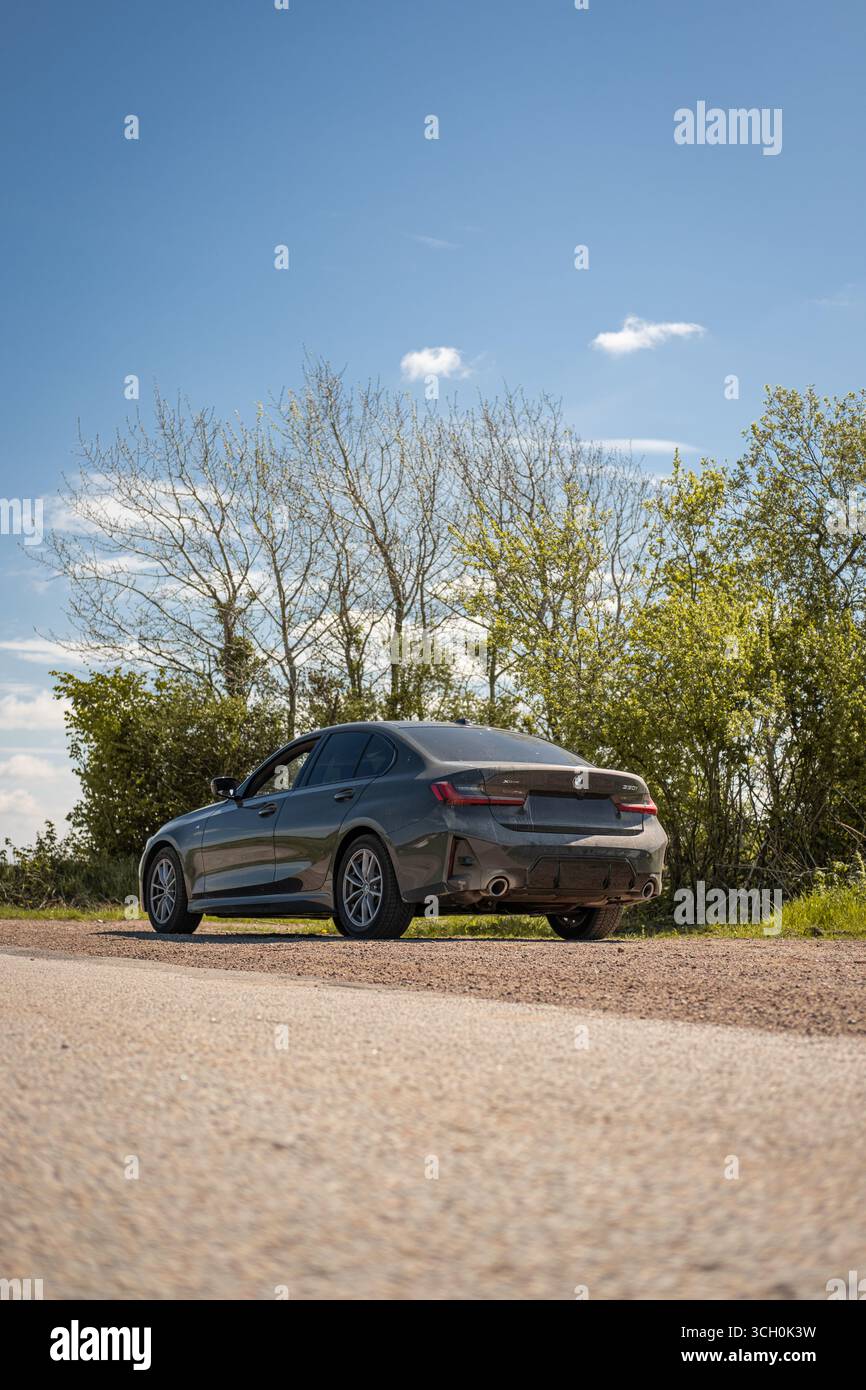 Sporca BMW 3 M Sport su un sentiero di ghiaia Foto Stock