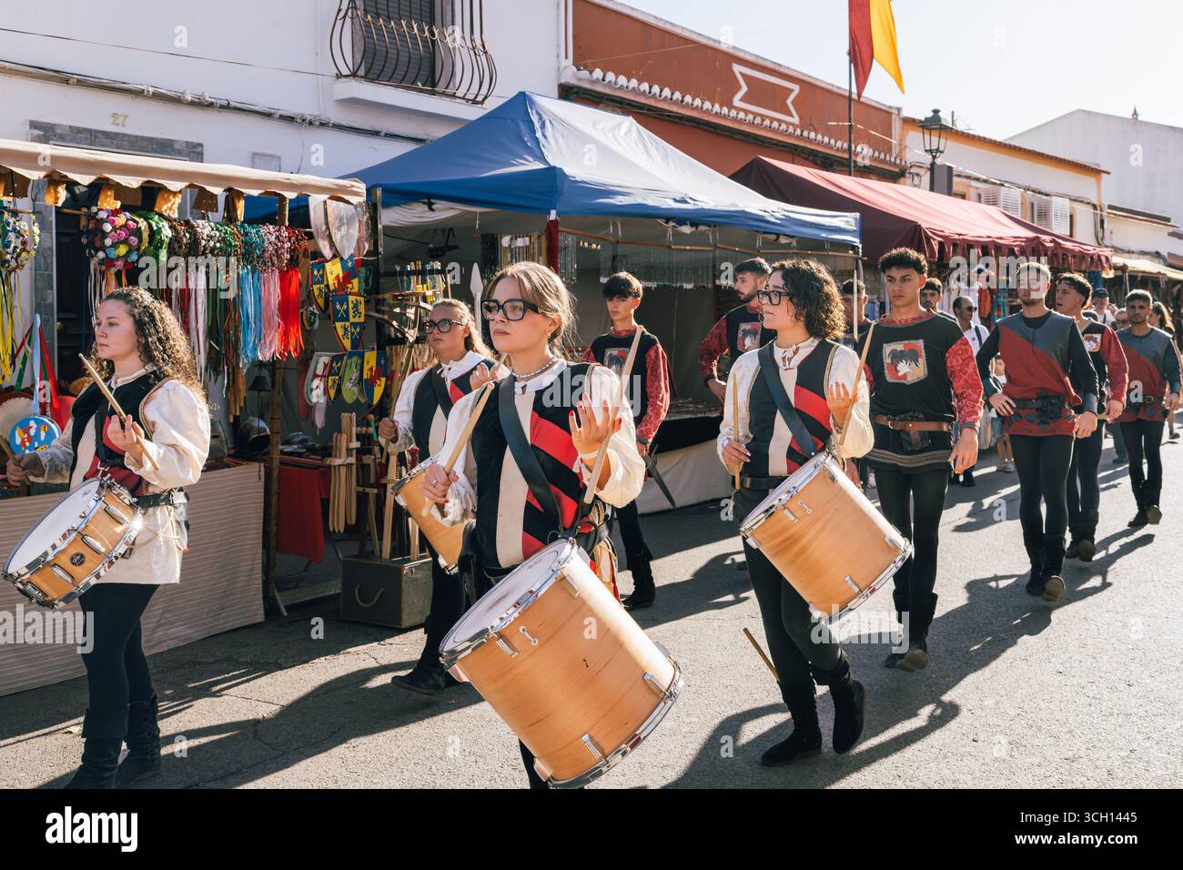 Castro Marim, Portogallo, 29 agosto 2025. Un gruppo di musicisti in abiti tradizionali suona musica dal vivo per festaioli in una fiera medievale. Foto Stock