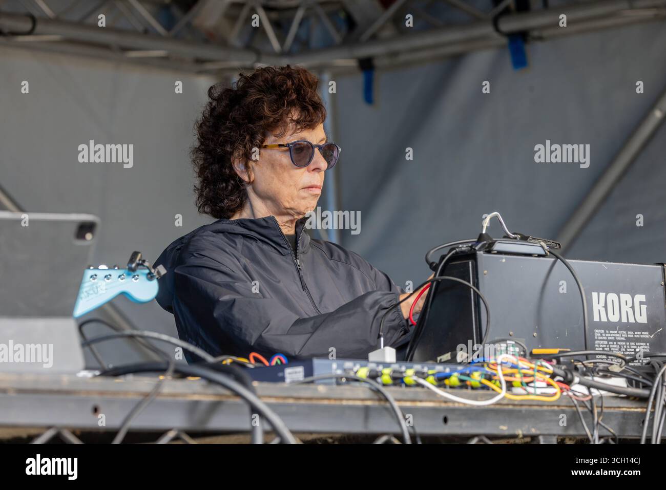 Malka Spigel (ex Minimal Compact) - si esibisce con Immersion al Woodbridge Festival of Art & Music di Elmhurst Park il 30 agosto 2025 Foto Stock