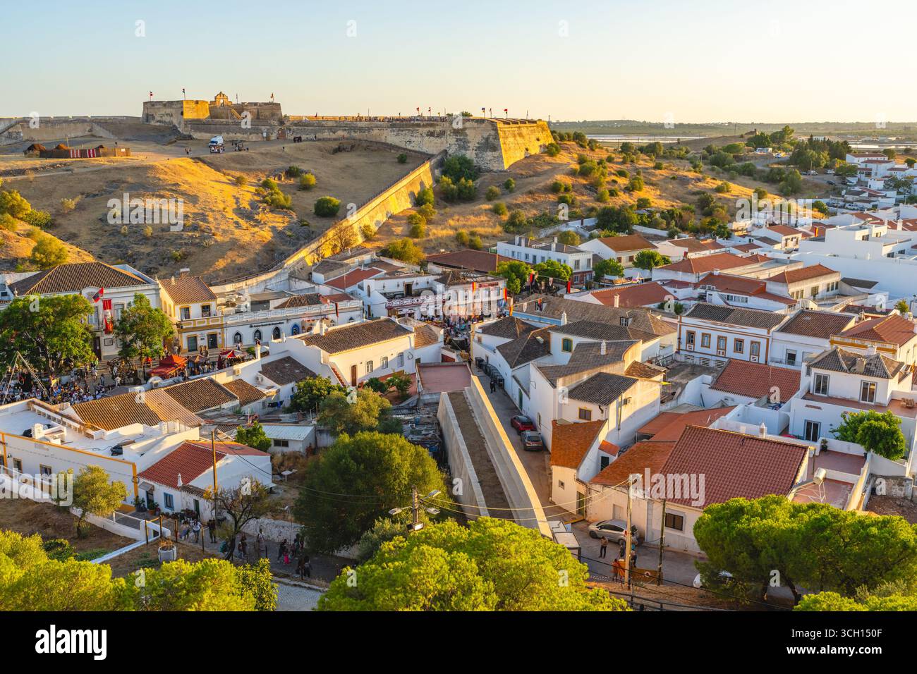 Castro Marim, Portogallo, 29 agosto 2025. Una vista aerea di Castro Marim in Algarve, Portogallo, mostra le case bianche raggruppate sotto lo storico Hi Foto Stock