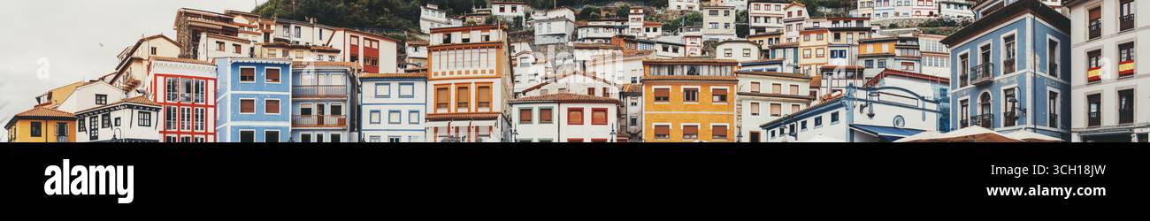 Panorama delle facciate colorate delle case tradizionali di Cudillero, in Spagna, ermeticamente adagiate sulla collina, creando una pittoresca scena costiera del villaggio Foto Stock
