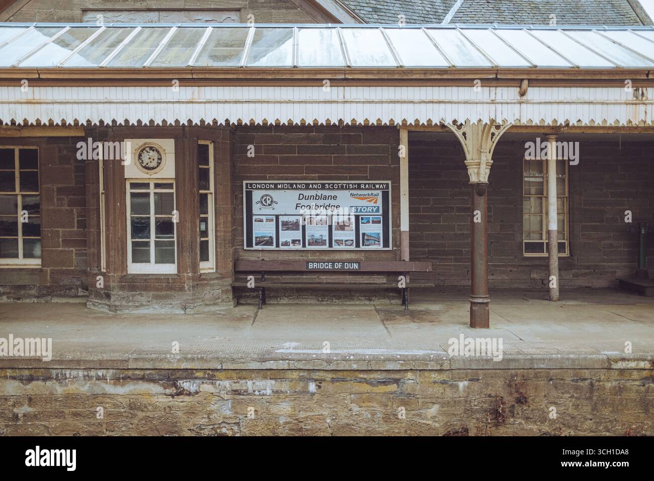 Bridge of Dun è uno storico ponte in pietra ad Angus, Scozia, costruito nel XVIII secolo, noto per le viste panoramiche, la fauna selvatica e il patrimonio ferroviario. Foto Stock