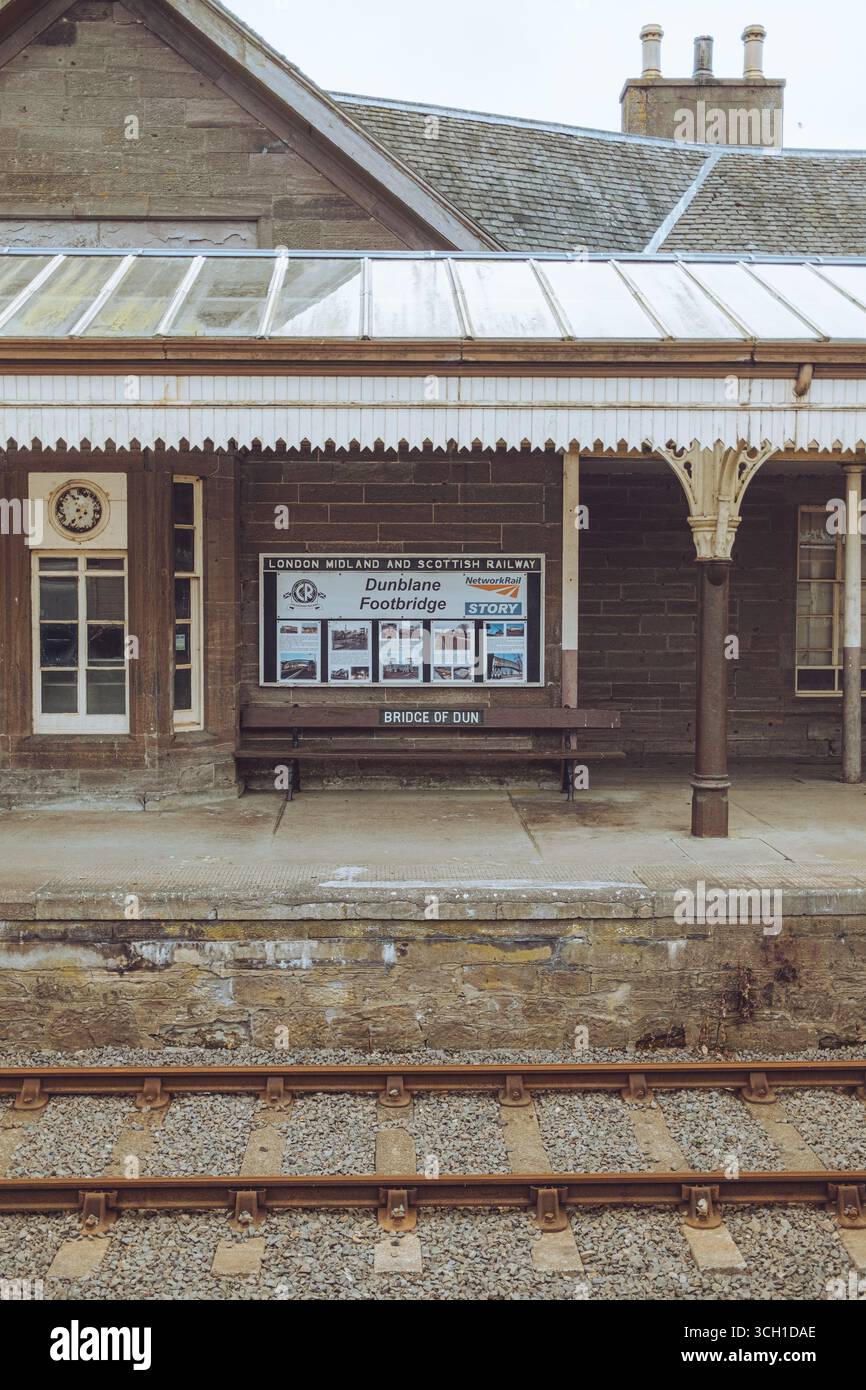 Bridge of Dun è uno storico ponte in pietra ad Angus, Scozia, costruito nel XVIII secolo, noto per le viste panoramiche, la fauna selvatica e il patrimonio ferroviario. Foto Stock