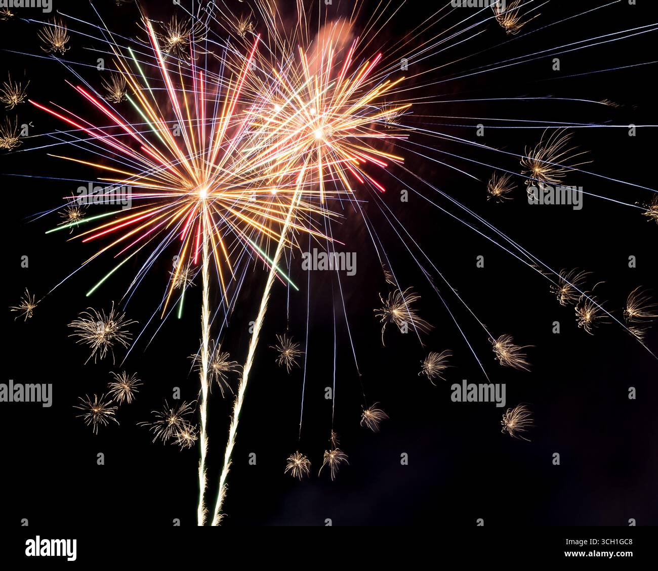 Sequenza di stelle. Fuochi d'artificio nella città costiera di Broadstairs, Kent, Inghilterra, Regno Unito. Foto Stock