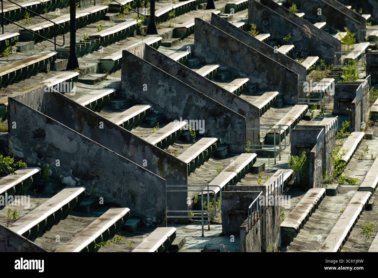File di posti a sedere allo stadio sportivo Strahov abbandonato e in rovina a Praga. Foto Stock