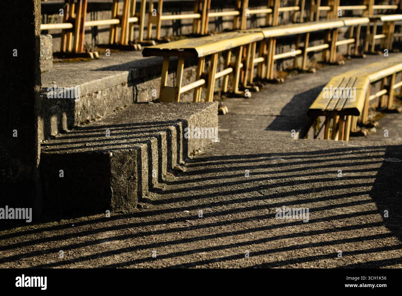 File di posti gialli allo stadio sportivo Strahov abbandonato e in rovina a Praga. Foto Stock