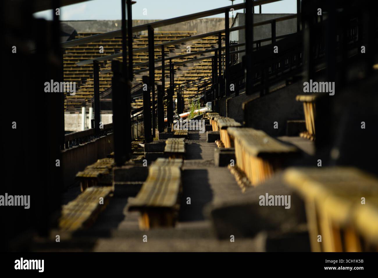 File di posti gialli allo stadio sportivo Strahov abbandonato e in rovina a Praga. Foto Stock