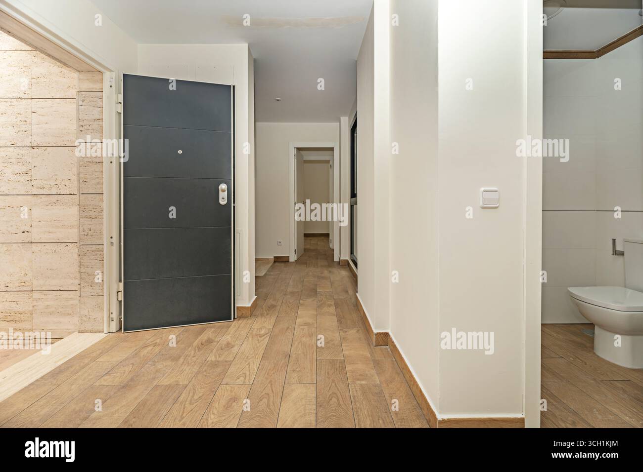 Un corridoio moderno con illuminazione a LED incassata e specchi posizionati strategicamente per migliorare il senso dello spazio Foto Stock