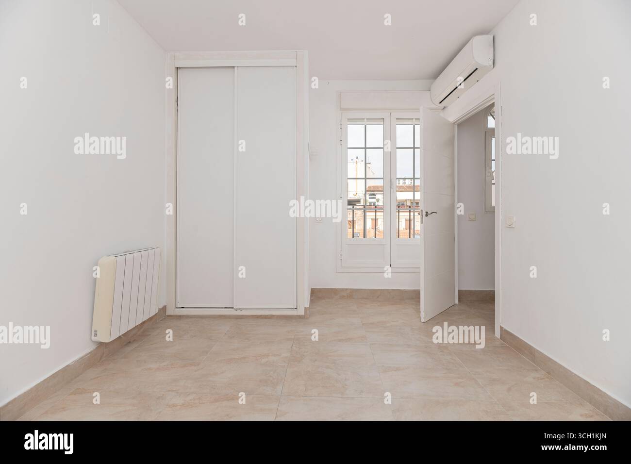 Camera da letto in stile loft con armadio a tubo in metallo a vista e ripiani in legno massello Foto Stock