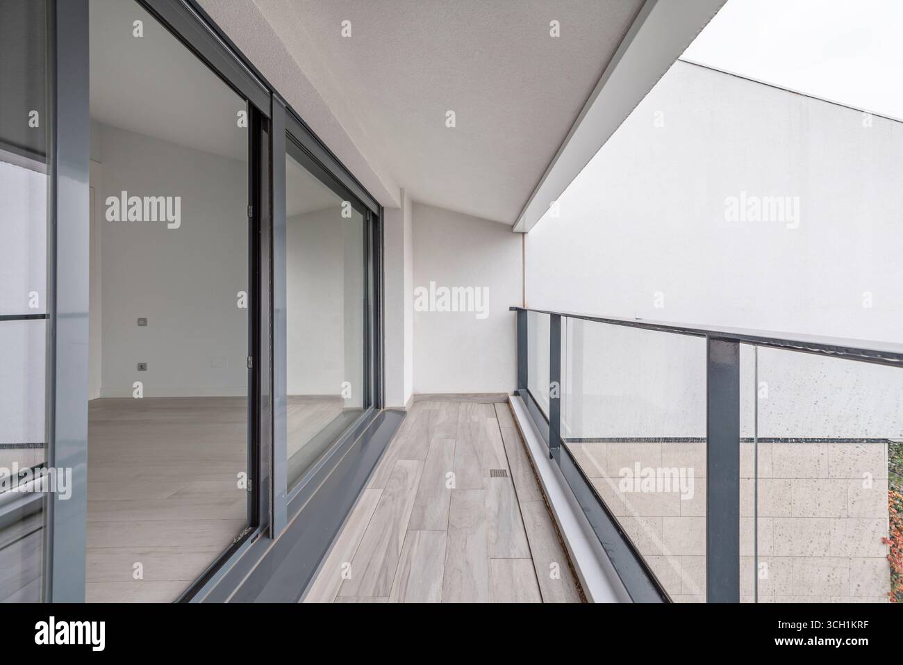 Maniglie integrate nei profili in alluminio grigio per finestre scorrevoli per terrazze Foto Stock