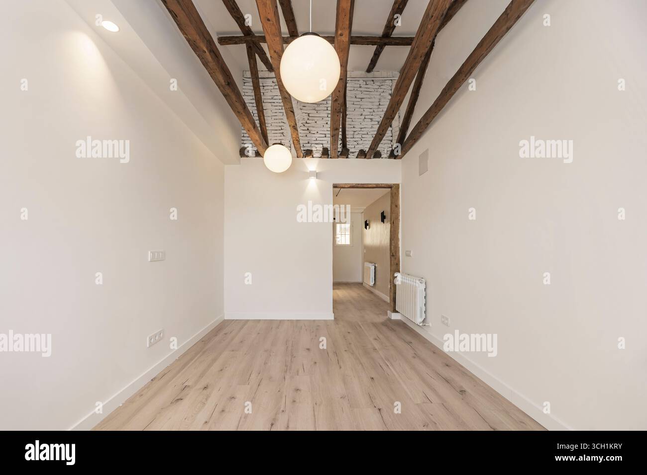 Una camera da letto immersa nella storia dove travi secolari di noce creano una baldacchino naturale sullo spazio vuoto, pronto per la decorazione Foto Stock