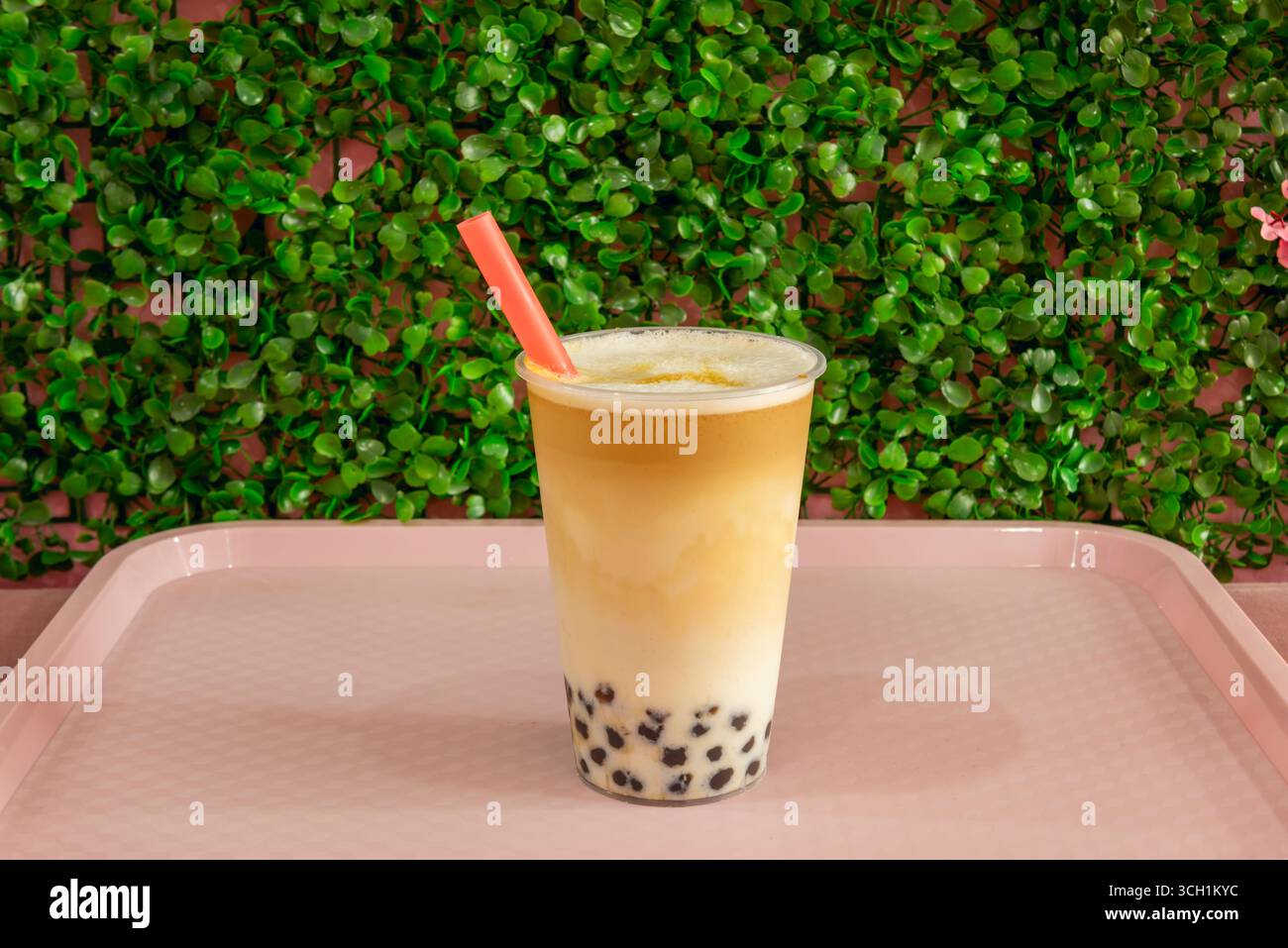 Dolce Peach Iced Tea: Vivace miscela di tè nero con succo di pesca, guarnito con segmenti di frutta e menta per un tocco rinfrescante Foto Stock