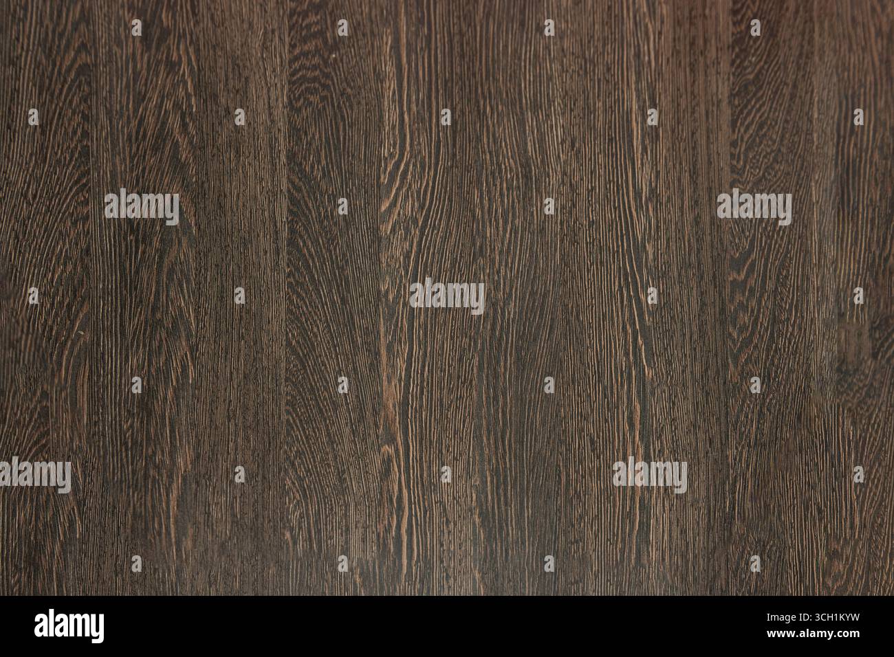 Legno di castagno colorato in tonalità ebony, che mantiene solo i rilievi ramati in luce diretta Foto Stock