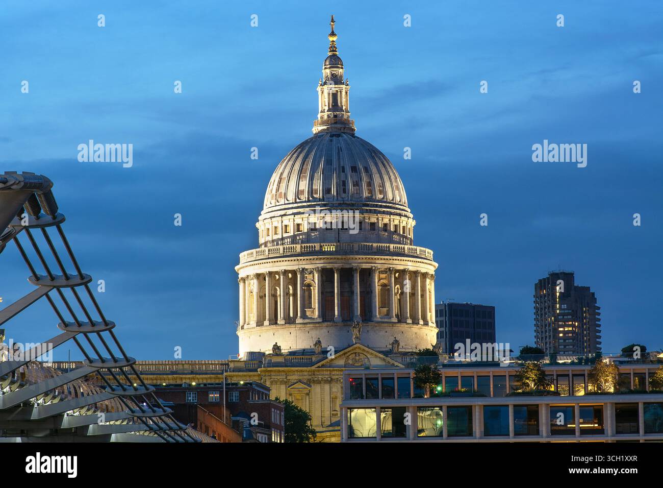 St Paul's Cathedral e il Millennium Bridge al crepuscolo, Southbank, Londra, Inghilterra. Architettura iconica. Notte. Foto Stock