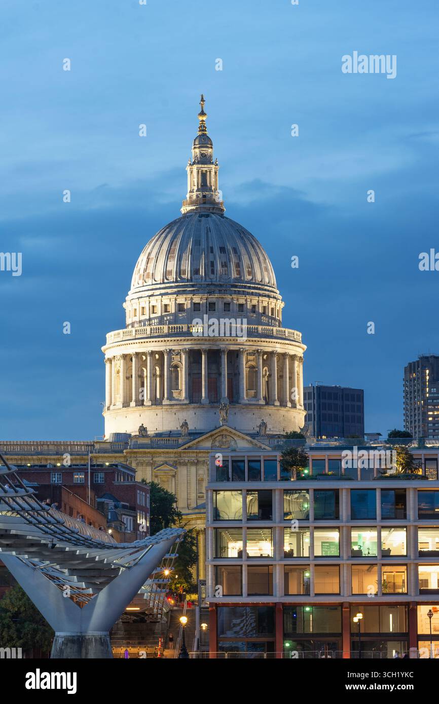St Paul's Cathedral e il Millennium Bridge al crepuscolo, Southbank, Londra, Inghilterra. Architettura iconica. Notte. Foto Stock