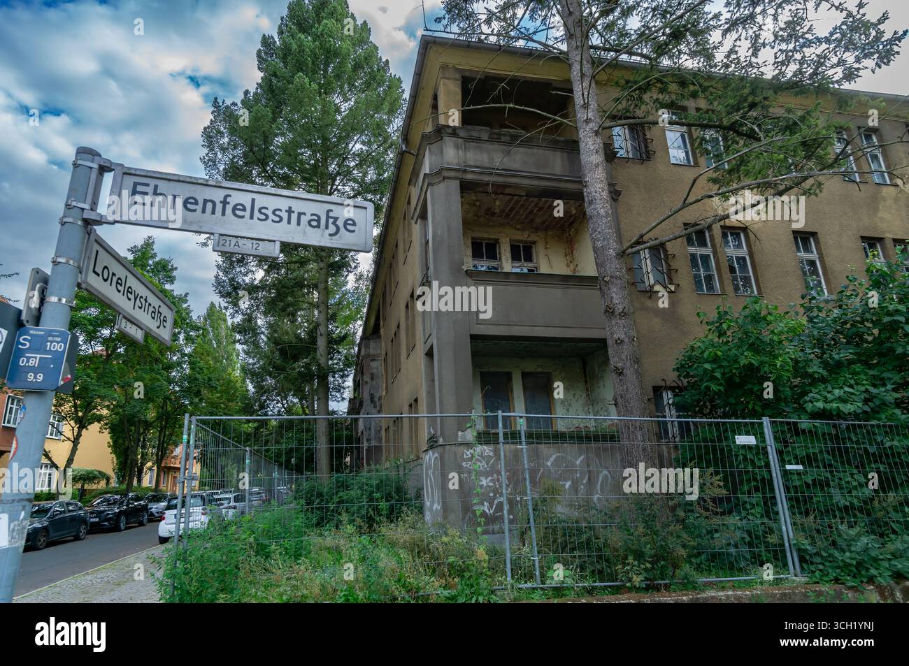 Edificio residenziale sovietico abbandonato (Russenhäuser) a Loreleystraße Corner Ehrenfelsstraße a Berlino-Karlshorst. Foto Stock