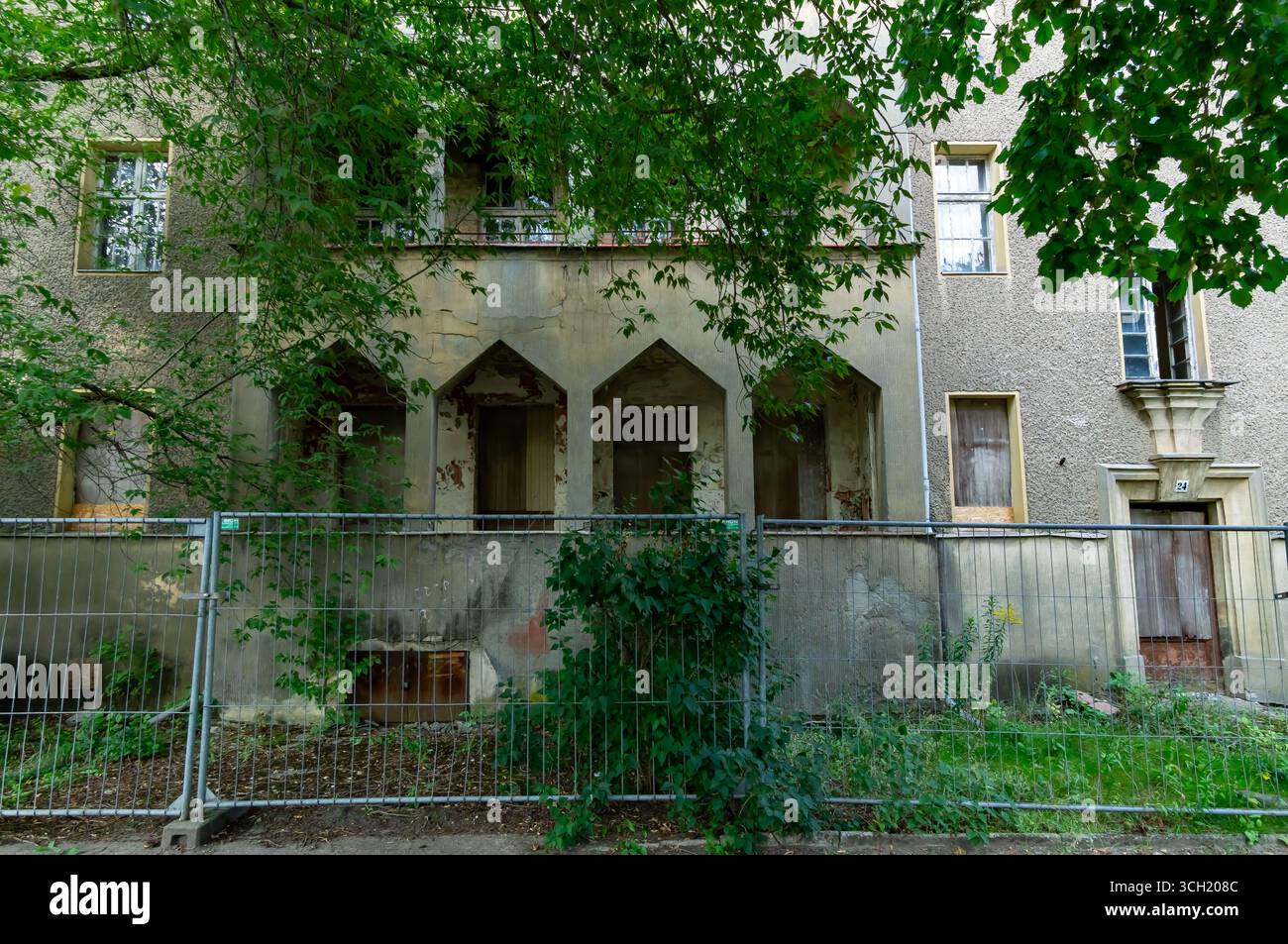 Edificio residenziale sovietico abbandonato (Russenhäuser) a Berlino-Karlshorst a Königswinterstraße 24. Foto Stock