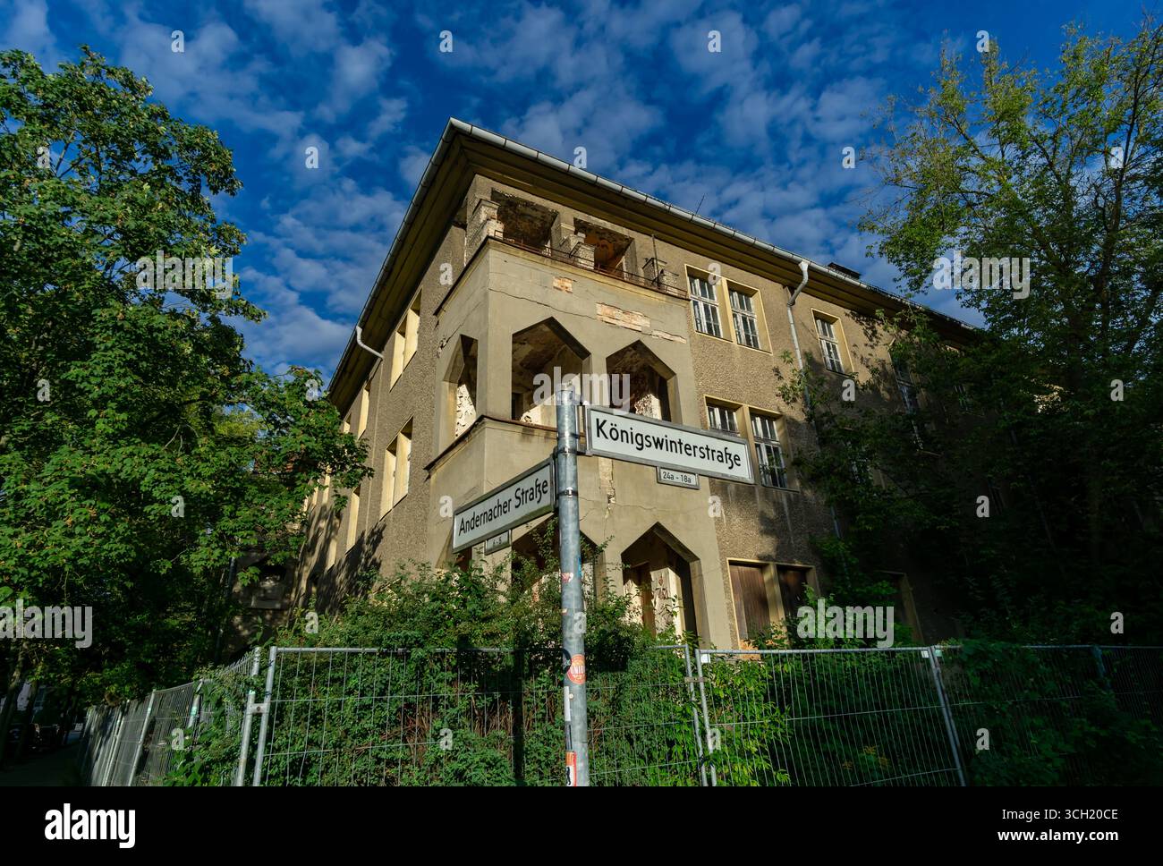 Edificio residenziale abbandonato dell'era sovietica (Russenhäuser) a luce d'oro all'angolo tra Königswinterstraße e Andernacher Straße a Berlino-Karlshorst. Foto Stock