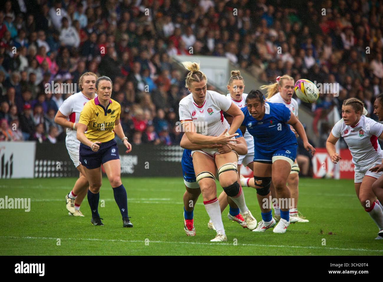 Northampton, Regno Unito, 30 agosto 2025 Inghilterra seconda fila Rosie Galligan perde il controllo della palla durante un attacco contro Samoa nel Pool A della Coppa del mondo di rugby femminile, Cinch Stadium, Franklins Gardens, Northampton, Regno Unito. Alex Williams / Alamy Live News Foto Stock